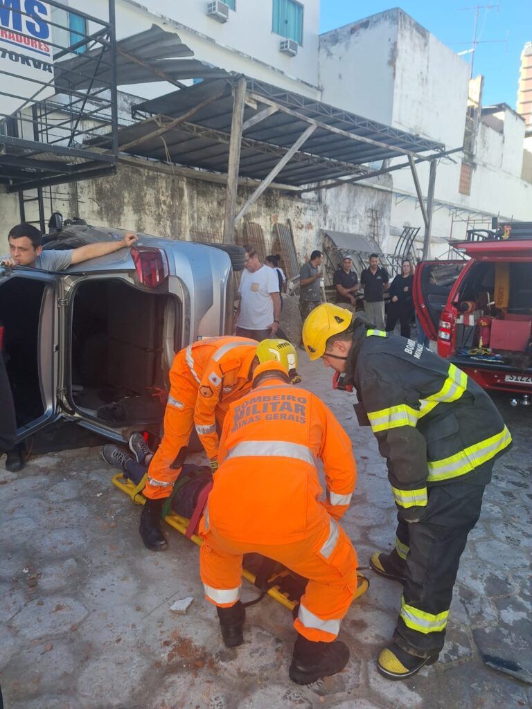 2320ab22 49e8 4d9a 9f90 b40cc9f690f2 Motorista perde o controle e carro capota dentro da garagem do Hotel Metrópole em São Lourenço