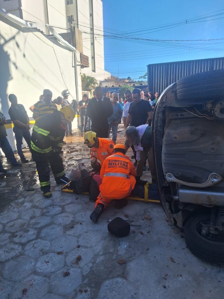 d6cc7ca9 0dcd 4a90 94f7 9e95b6d519d5 Motorista perde o controle e carro capota dentro da garagem do Hotel Metrópole em São Lourenço