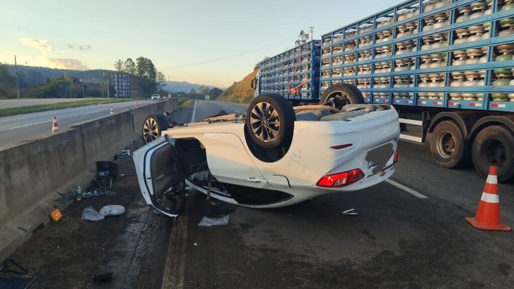 22f16c63 73b9 4203 9f5c 53cc3a50502c Pai e filha médicos morrem após carro capotar na Rodovia Fernão Dias, em Extrema, MG