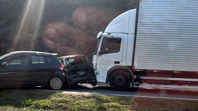 IMG 8025 Engavetamento entre nove veículos deixa duas pessoas feridas na Fernão Dias, em Extrema, MG