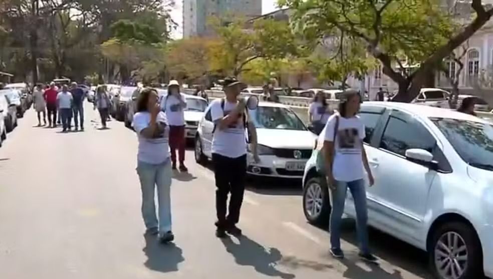 IMG 8039 Grupo faz manifestação contra a concessão do Parque das Águas em Caxambu, MG