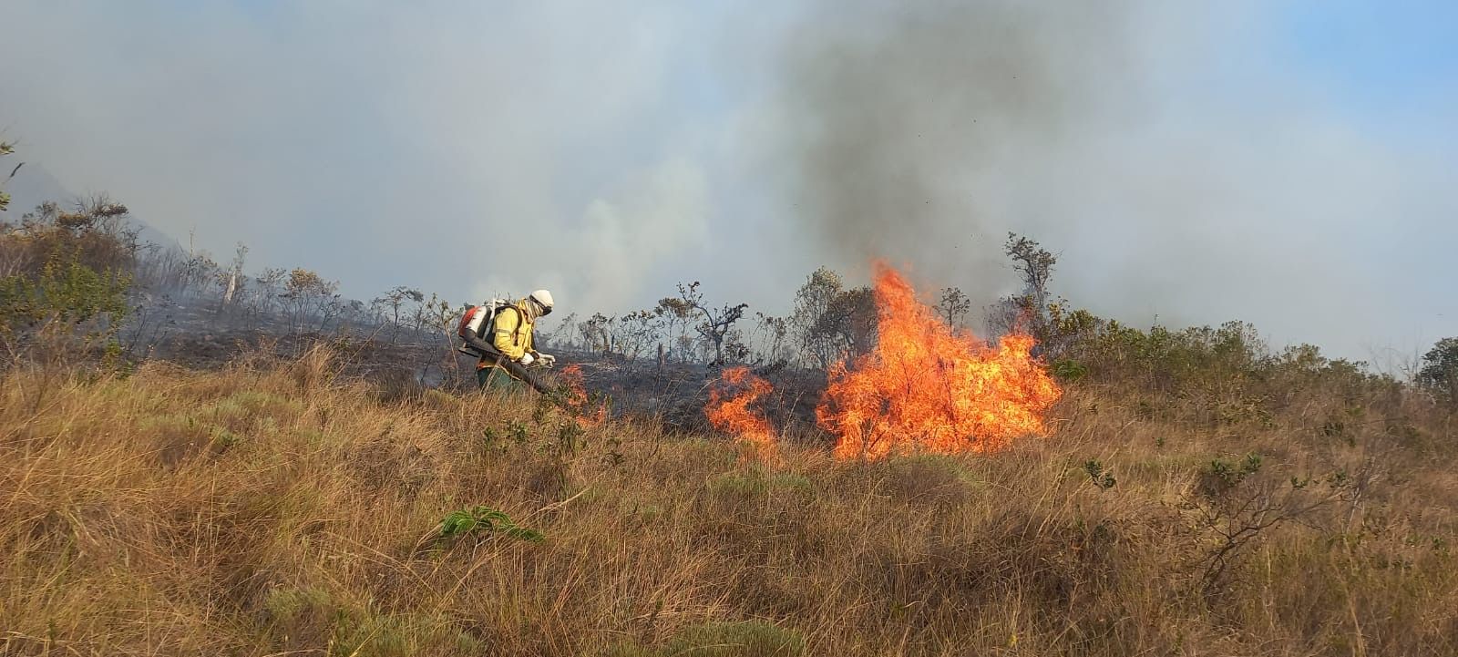 28077320 b5f4 4009 a597 fb953be9ee60 2 aeronaves e 1 helicóptero movimentam o céu em São Lourenço