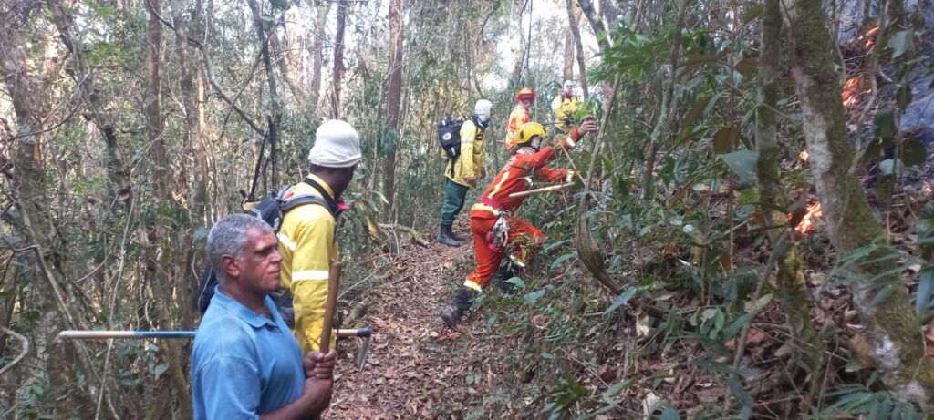 3aa9a2f8 6e9c 41d2 b7c6 c725f5d2a5c0 2 aeronaves e 1 helicóptero movimentam o céu em São Lourenço