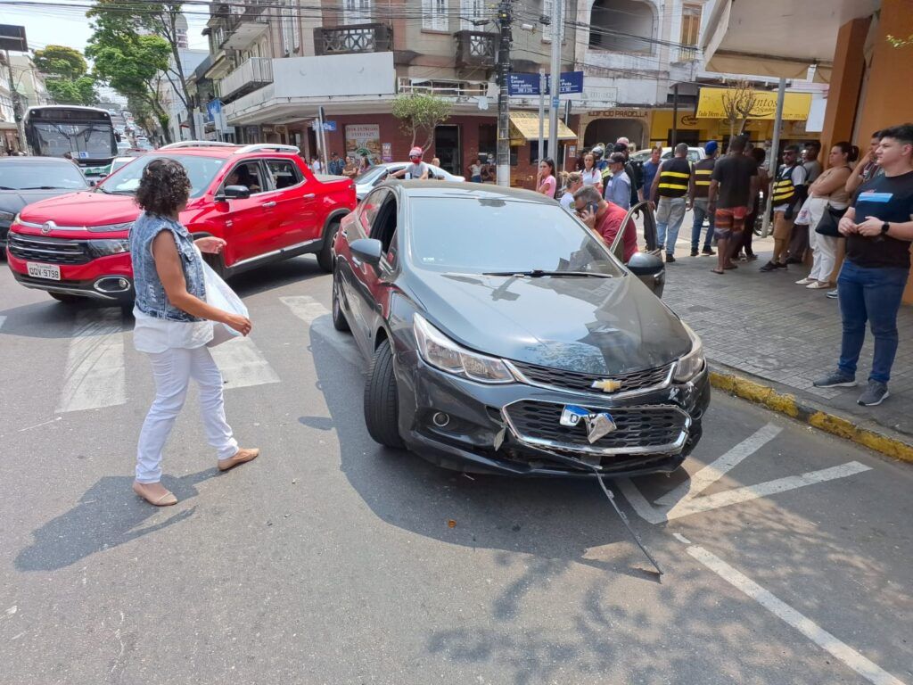 a24013e0 81b6 42e7 93bf a00221d710d2 Acidente entre carro e moto no centro de São Lourenço deixa 1 ferido