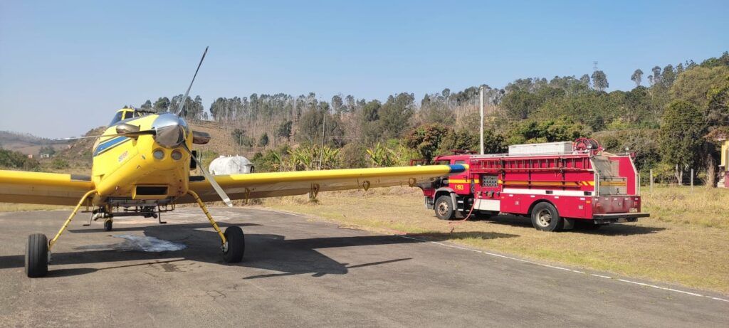 c5b421fd 9897 4aa6 8ff7 722780784497 2 aeronaves e 1 helicóptero movimentam o céu em São Lourenço