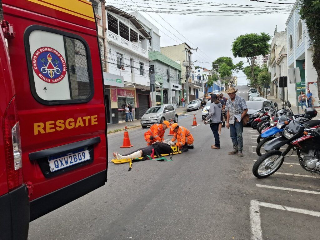 96cb334f 91c5 482f 9935 8569173b9116 Moto e carro batem no centro de São Lourenço