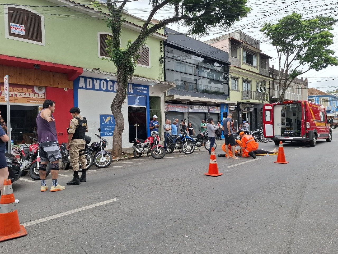 9cc5deba c1b7 41b7 9841 ac6e8af457a4 Moto e carro batem no centro de São Lourenço