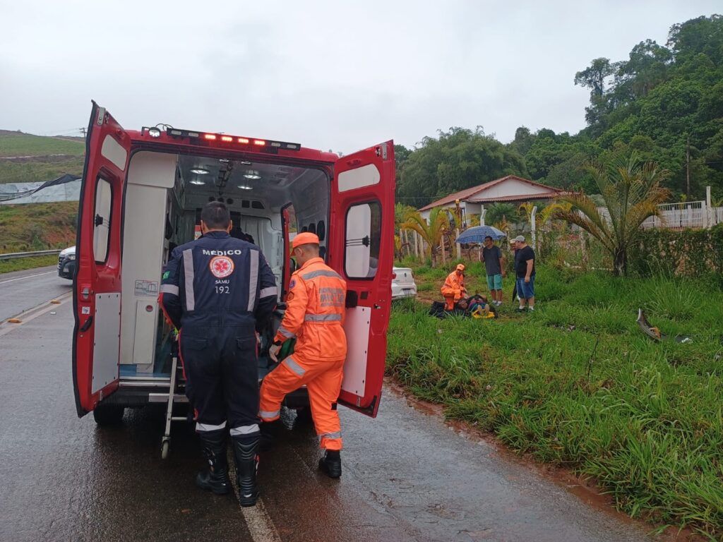 de85c5a9 bb98 4386 9d01 6d1e1c96041f Acidente entre veículos deixa feridos no trevo de Dom Viçoso