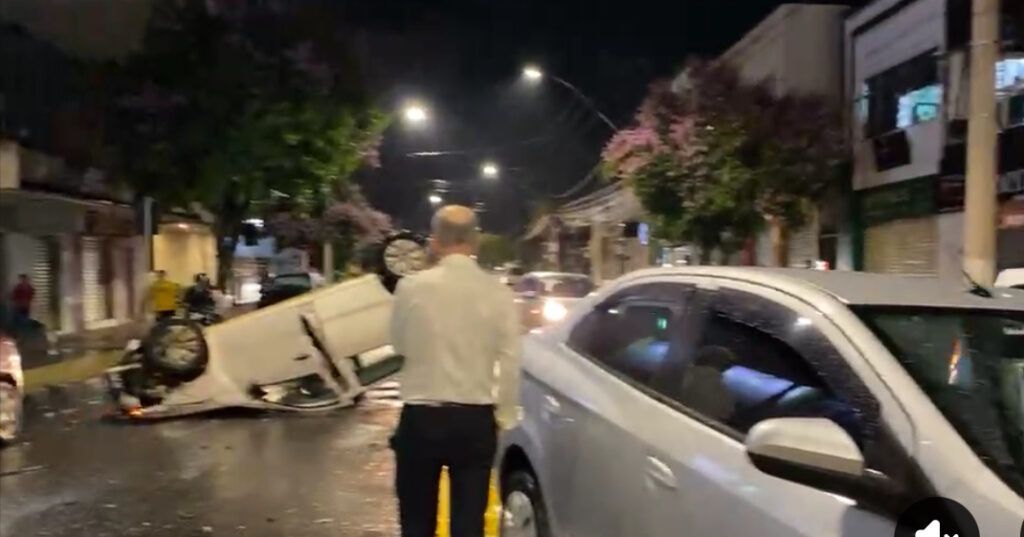 IMG 0170 Perseguição policial acaba em capotamento na Federal em São Lourenço