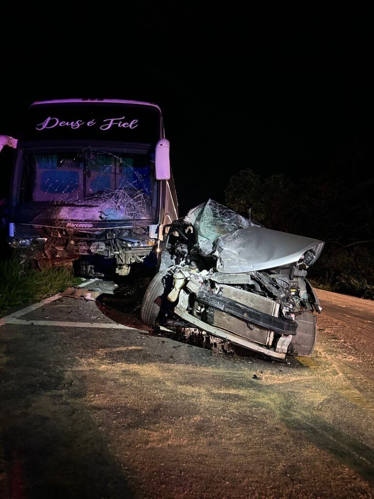 43706a9e 5b7b 468b 91aa b3038faae81e Carro bate de frente com ônibus e deixa 1 morto