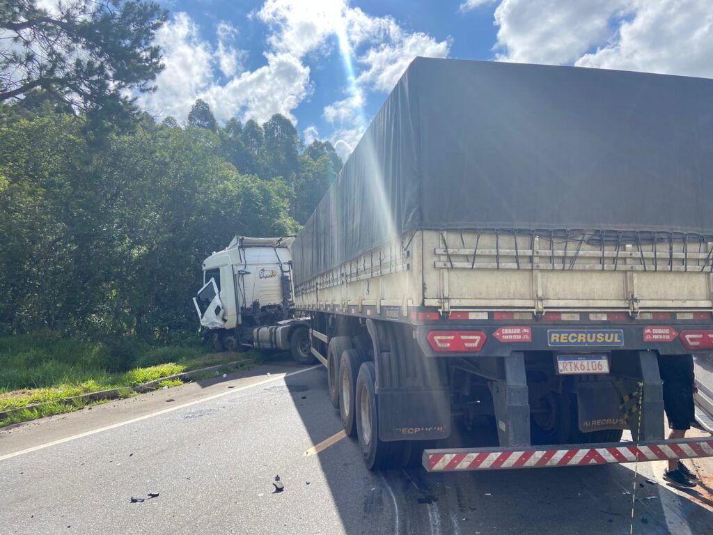 48c0f8d6 51ea 41d6 b51b 28ef5accb8c4 Homem morre depois de bater carro de frente com caminhão na BR-267 em Baependi, MG