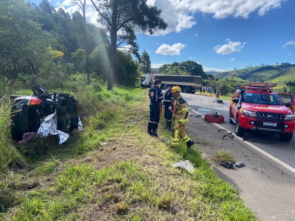 e6c018e7 a714 4666 9469 9beaec8a8463 Homem morre depois de bater carro de frente com caminhão na BR-267 em Baependi, MG