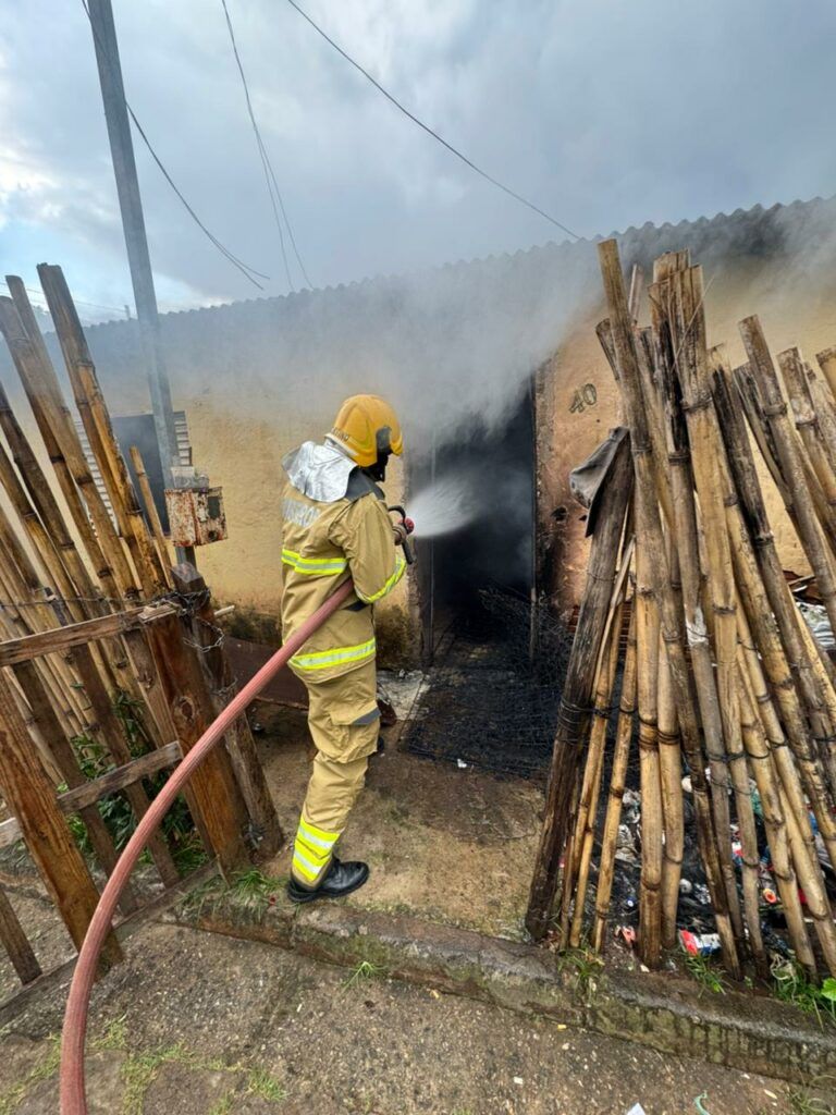 8508639a 4f44 4eba 8e0b 578d55d2d661 Casa pega fogo no bairro Nossa Senhora de Lourdes em São Lourenço