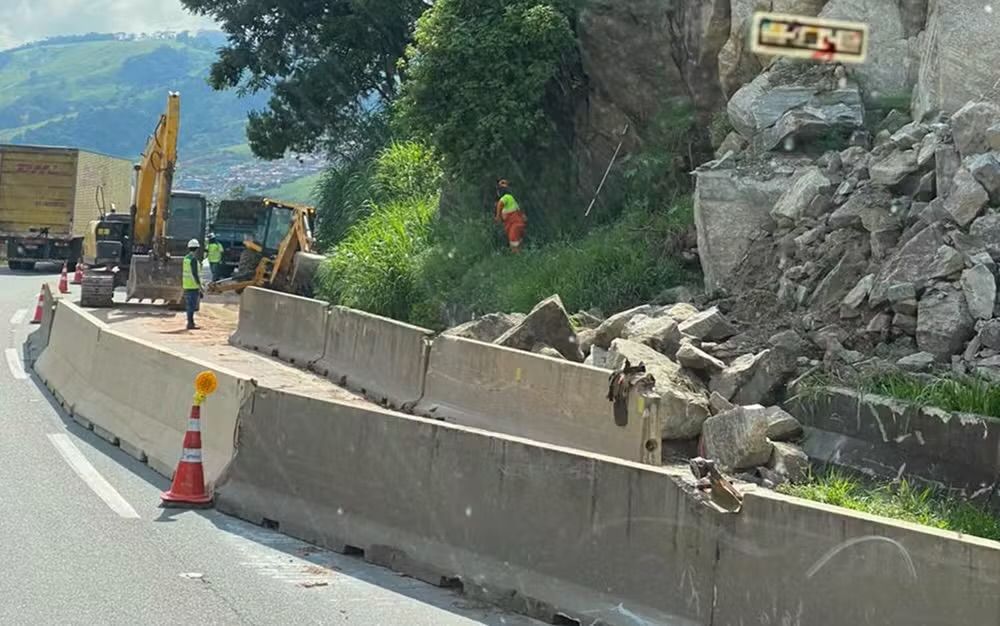 IMG 1355 Pista da Fernão Dias é interditada após deslizamento de rochas próximo a Camanducaia, MG