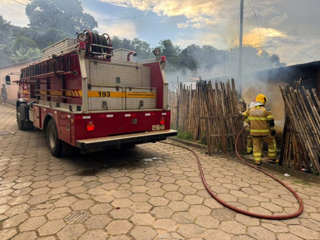 b7d63695 8f0f 4b02 911d d46f86533231 Casa pega fogo no bairro Nossa Senhora de Lourdes em São Lourenço