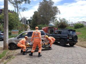 WhatsApp Image 2025 02 13 at 15.13.19 Idoso perde o controle de automóvel e colide contra poste em São Lourenço